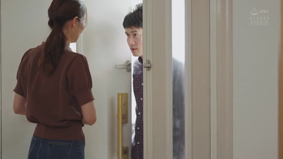 牛仔裤 · 专注 · 室内门口 · 男人面部特写