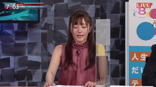 职业播报表情 · 麦克风 · 新闻演播室 · 人物半身像 · 粉紫色无袖高领上衣 · 画面带有直播标识
