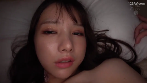 脸部特写 · 卧室 · 迷离 · 枕头 · 仰卧 · 裸体 · 凝视 · 日本AV