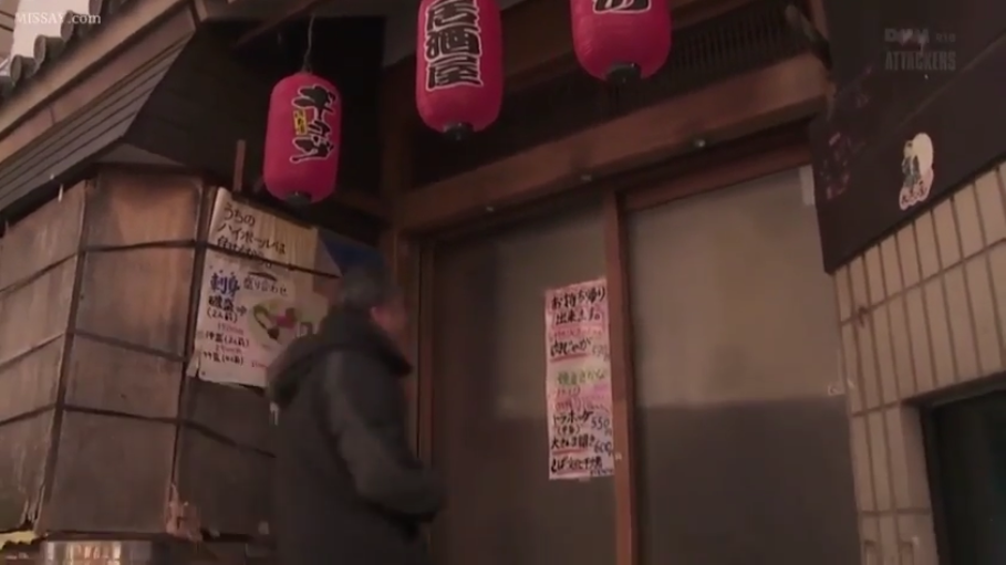 居酒屋门口 · 黑色羽绒服