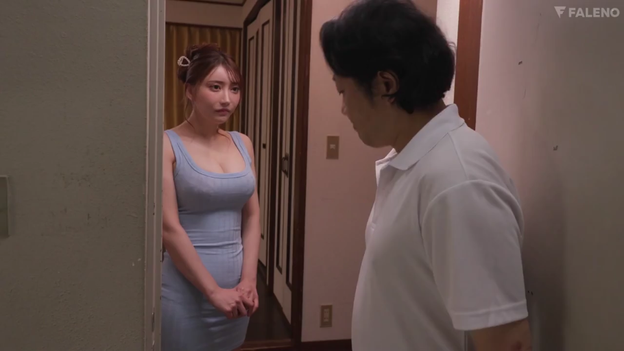 中景 · 面对面站立 · 发饰 · 室内走廊 · 男女两人 · 交谈对峙 · 浅蓝色包臀裙 · 凝重严肃