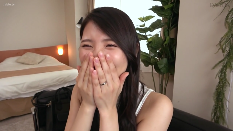 坐姿 · 酒店房间 · 面部特写 · 白色背心 · 长发 · 戒指 · 捂嘴大笑 · 害羞大笑