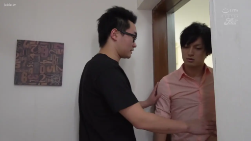 房间门口 · 专注 · IPPA标识 · 人物半身特写 · 穿粉色衬衫男子