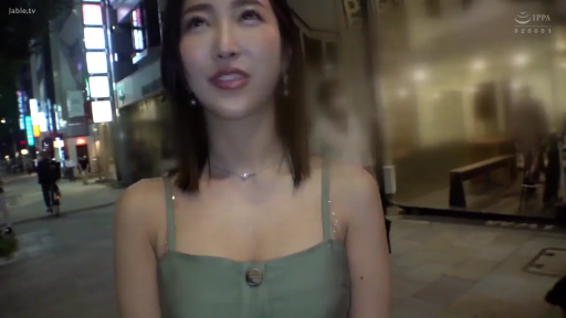 交谈 · 站立 · 迷离 · 上半身 · 户外街道 · 吊带裙