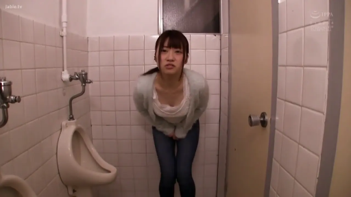 窘迫 · 男厕所 · 双手捂住胯部特写 · 深蓝色牛仔裤 · 环境卫生一般