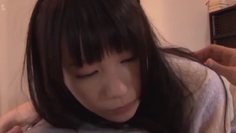 脸部特写 · 卧室 · 闭眼 · 浅色上衣 · 光线柔和