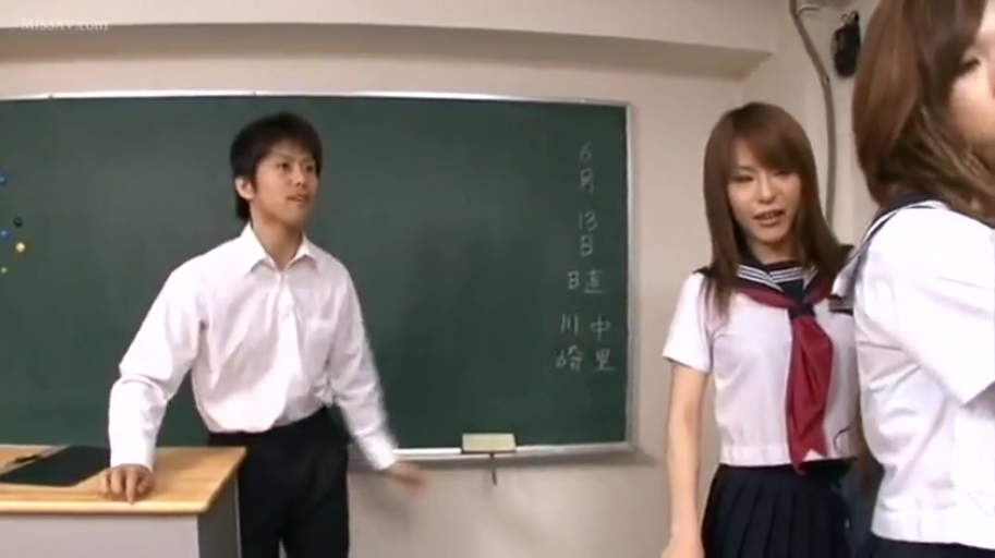 教室 · 日本学生制服 · 黑板 · 面带微笑 · 中景镜头 · 黑板上的日期与值日信息
