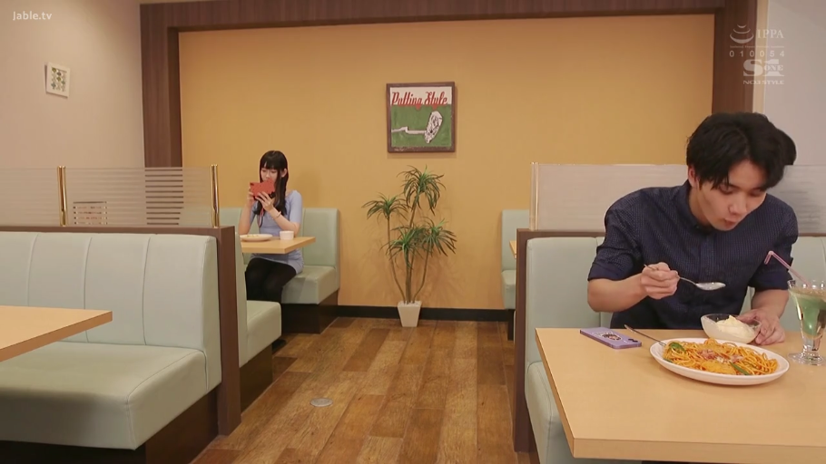 坐姿 · 自然 · 远景 · 手机 · 餐厅 · 休闲服 · 进食