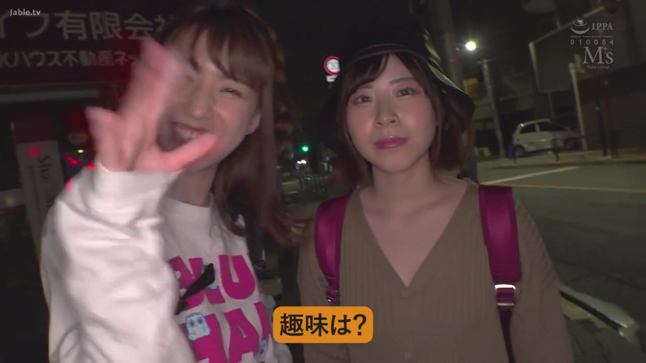 半身 · 休闲服 · 户外街道 · 站立挥手