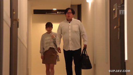 平静 · 酒店走廊 · ハンドバッグ · 室内灯光偏黄 · 女性灰色卫衣配棕色短裙