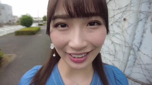温柔 · 五官特写 · 蓝色短袖上衣 · 路边墙壁