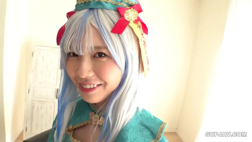 室内 · 脸部特写 · 注视 · 浅色背景 · 青色系服装 · 二次元饰品