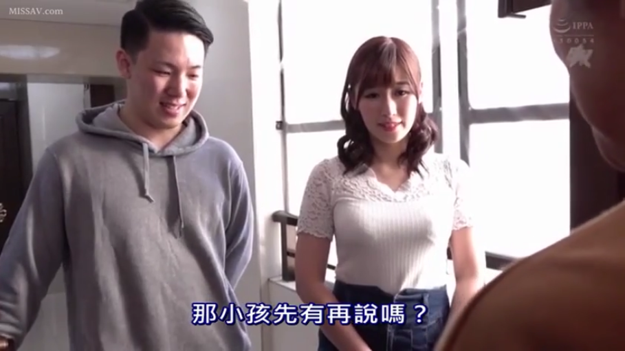 走廊 · 微笑 · 中文字幕 · 男穿灰色连帽卫衣 · 人物上半身特写