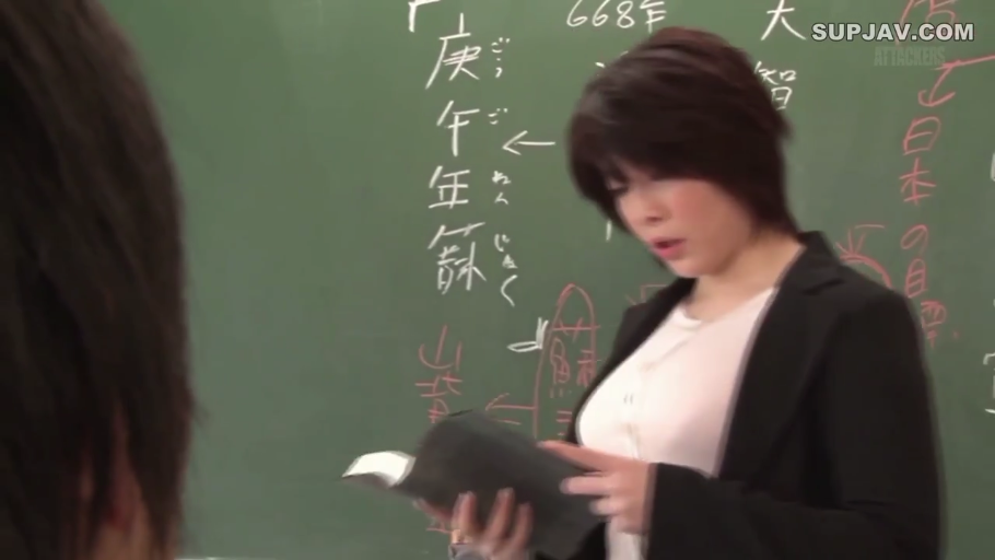 教室 · 专注 · 中景 · 站姿 · 职业装 · 书本 · 教师 · 讲课