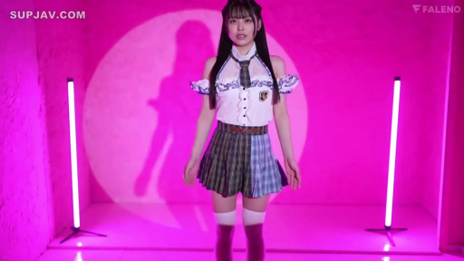 全身特写 · 长筒袜 · 摄影棚 · 面无表情 · 阴影 · 霓虹灯管
