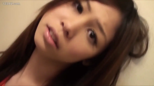 室内 · 脸部特写 · 诱惑 · 凝视 · 卧姿 · 俯拍 · 吊带