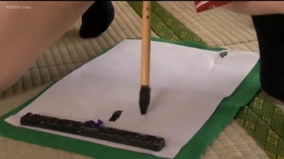 墨汁 · 日式榻榻米房间 · 黑色紧身裤 · 毛笔笔尖特写
