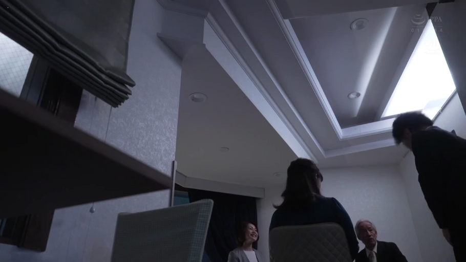 坐姿 · 交谈 · 中景 · 微笑 · 客厅 · 多人 · 家具 · 正装