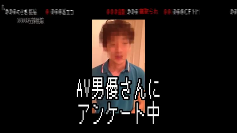 室内 · 站立 · 自然 · 半身 · 接受采访 · 面部打码 · 蓝色翻领T恤