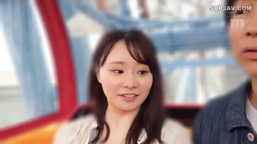 摩天轮 · 微笑着说话 · 蓝色牛仔外套 · 女性面部特写