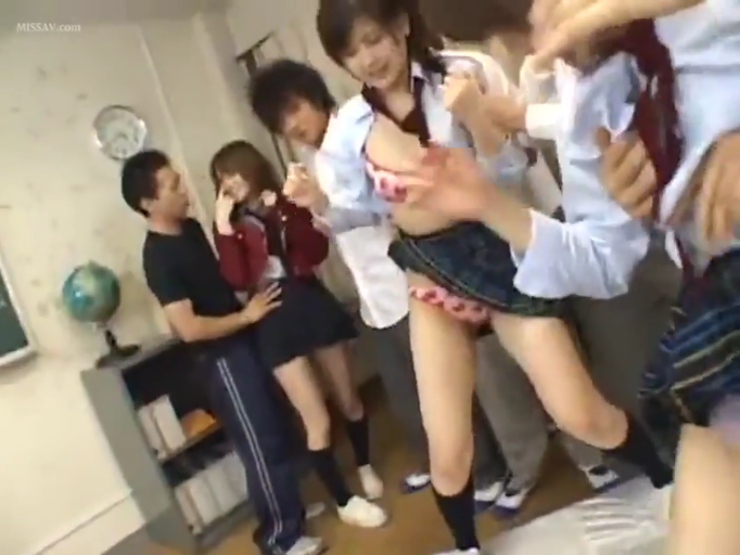 教室 · 害羞 · 校服衬衫 · 群体性行为 · 底裤细节