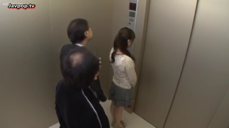 等待中 · 深色外套 · 电梯