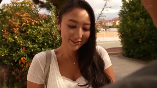 温柔微笑 · 自然光 · 户外街道 · 项链 · 女性面部特写 · 白色短袖针织上衣
