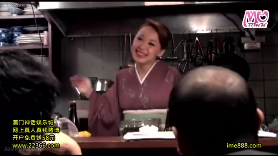 中景 · 站姿 · 微笑 · 交流 · 熟女 · 居酒屋 · 和服 · 餐具