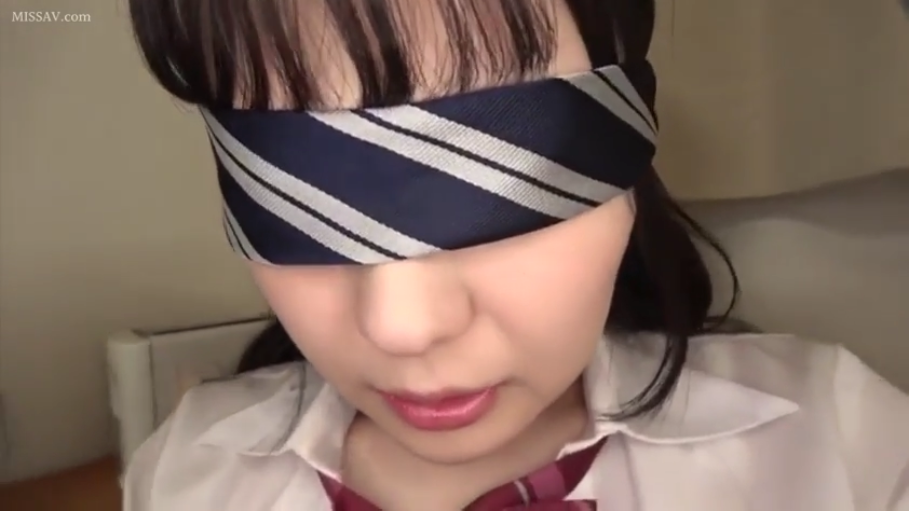 室内 · 蒙眼布特写 · 赤い蝶ネクタイ · 面无表情 · 领带 · 调教准备