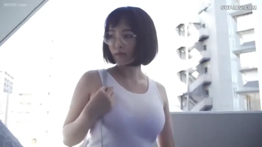 背包 · 站姿 · 白色背心 · 行走 · 户外 · 短发 · 冷淡 · 侧身特写