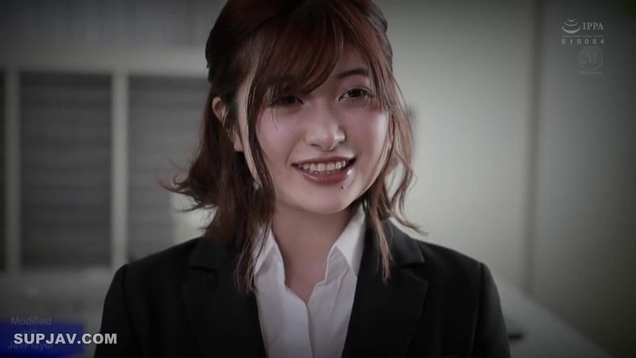 室内 · 脸部特写 · 开朗 · 黑色西装外套