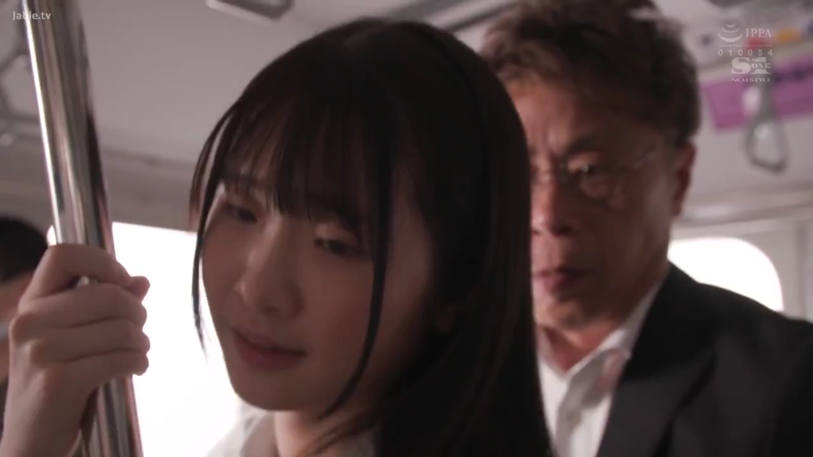 被骚扰后的迟疑 · スーツ · 顔のクローズアップ · 电车