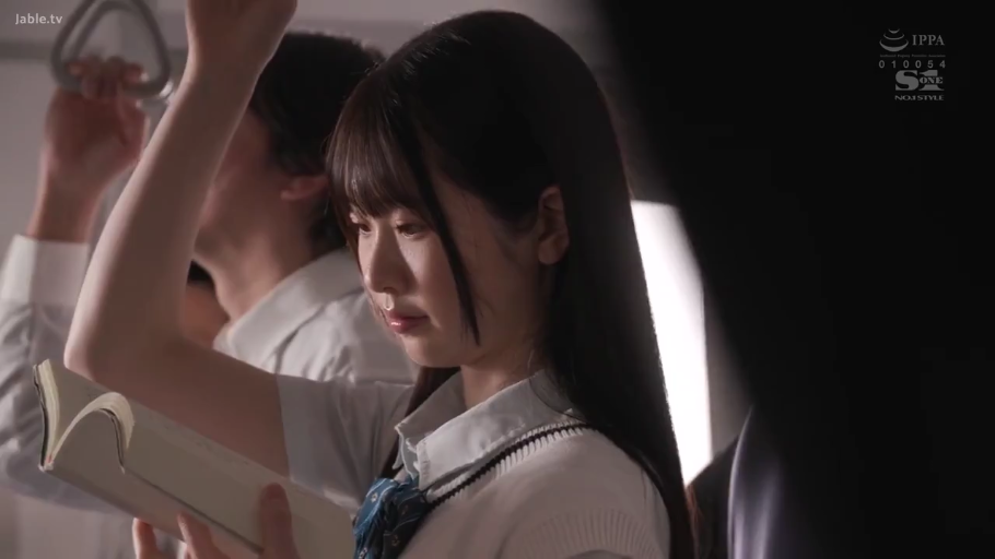 站立 · 中景 · 自然 · 学生制服 · 阅读 · 电车 · 书本 · 黑长直