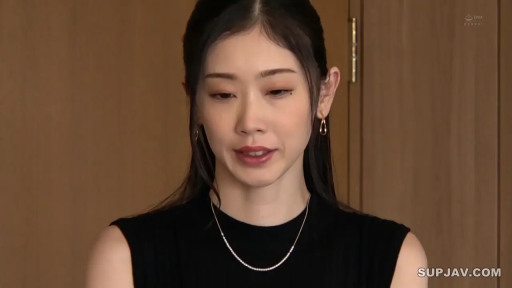 室内 · 注视 · 颈部特写 · 黑色无袖上衣