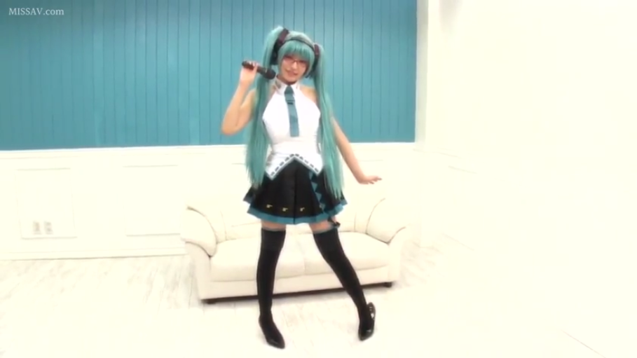 摄影棚 · 微笑 · 全身特写 · 麦克风 · 眼镜 · 白色沙发