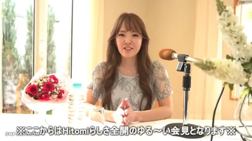 室内 · 坐姿 · 中景 · 微笑 · 访谈 · 麦克风 · 成熟女性 · 蕾丝连衣裙