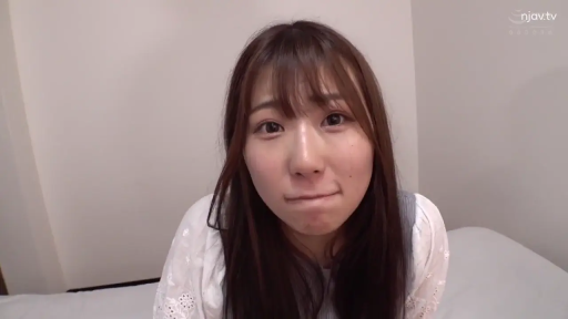 抿嘴 · 卧室 · 面部特写 · 白色蕾丝上衣