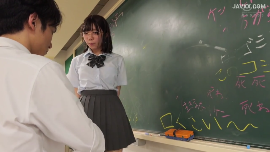紧张 · 教室 · 粉笔擦 · 短袖衬衫校服 · 两人对峙侧拍 · 黑板上有日文涂鸦
