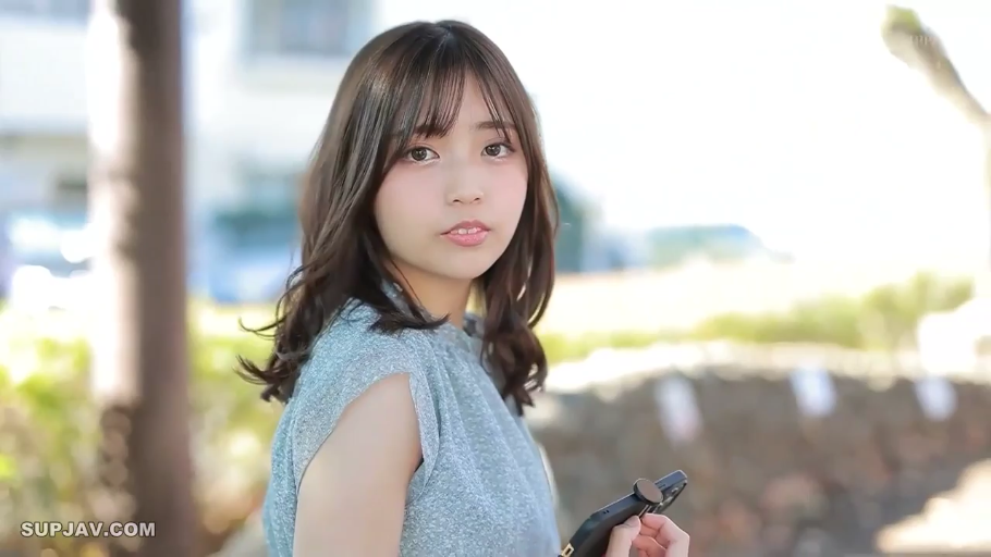 回眸 · 面部特写 · 手机 · 户外 · 浅蓝色无袖上衣