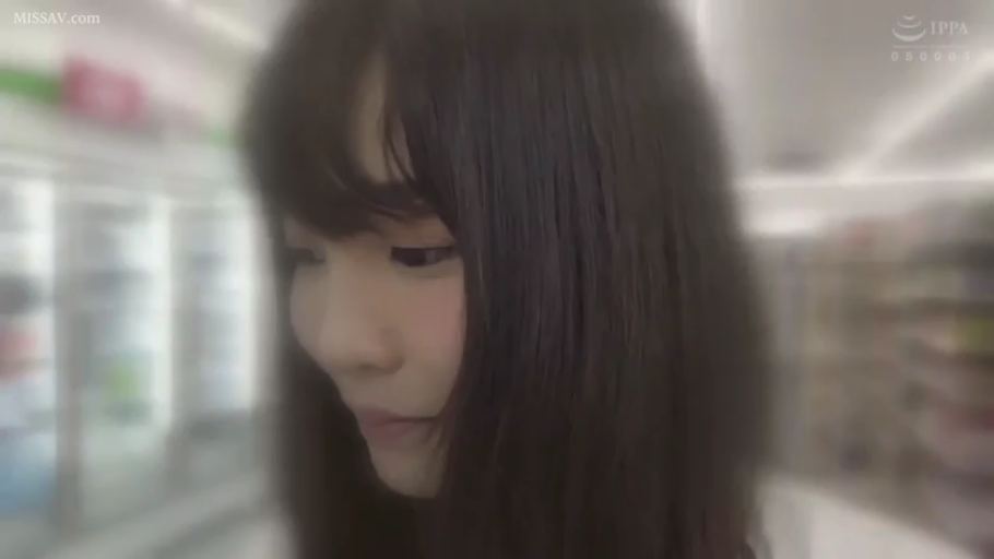 面部特写 · 便利店 · 背景虚化 · 有些拘谨
