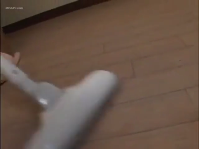 居室 · 吸尘器 · 光线较暗 · 吸尘器刷头特写