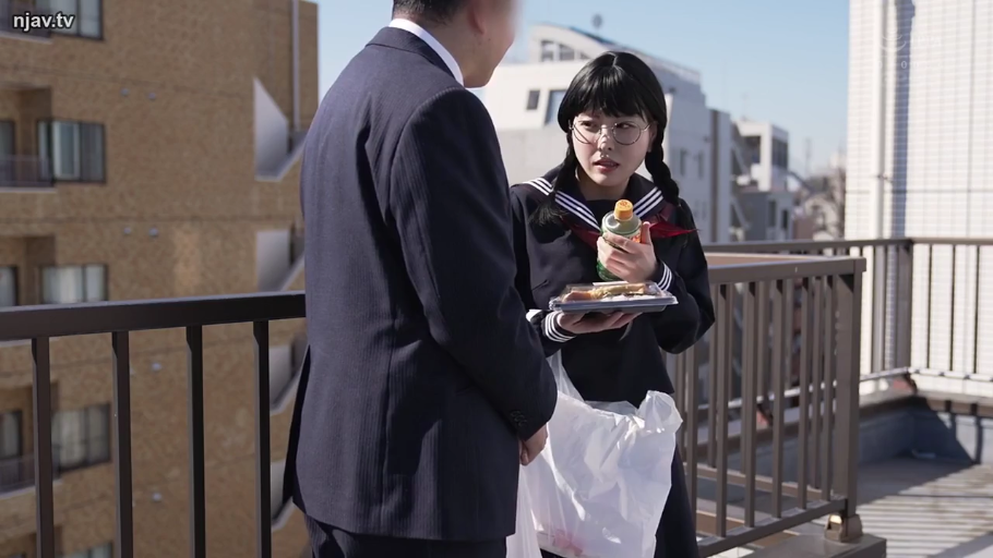 略显困惑 · 双麻花辫 · 深色水手服制服 · 楼顶天台 · 女学生面部特写