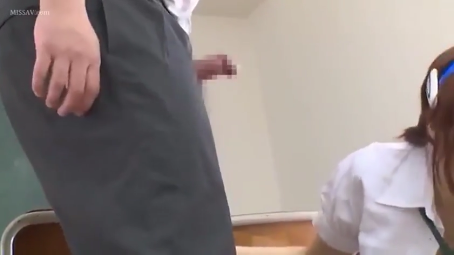 教室 · 马赛克 · 男性生殖器特写 · 无法看清 · 灰色西装裤 · 口交