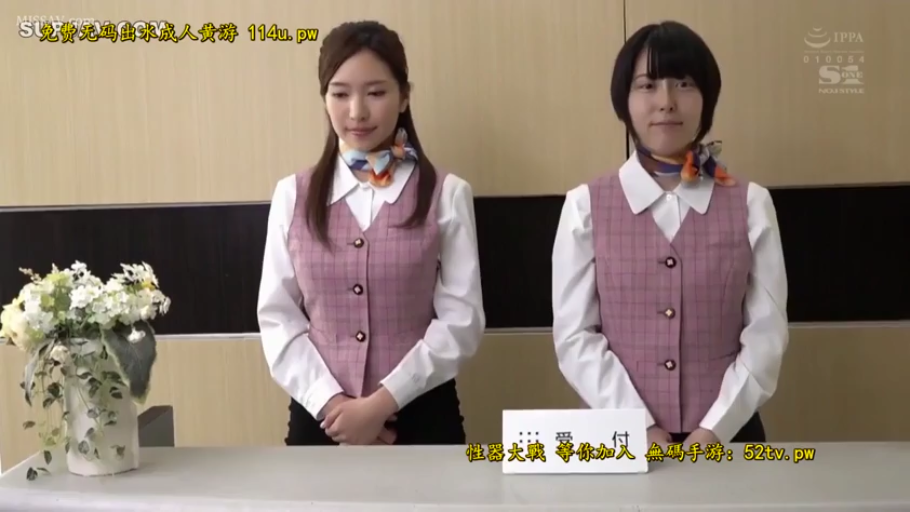 接待大厅 · 职业微笑 · 粉色格纹制服背心 · 招牌 · 中景镜头