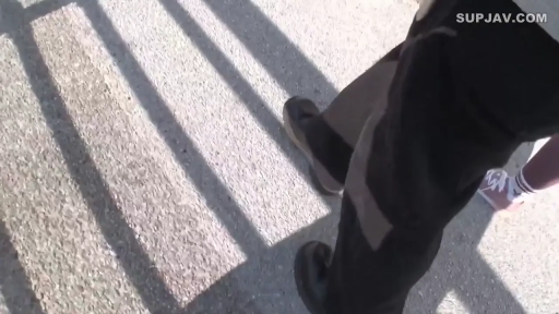 站立 · 特写 · 行走 · 马路 · 户外路面 · 人影