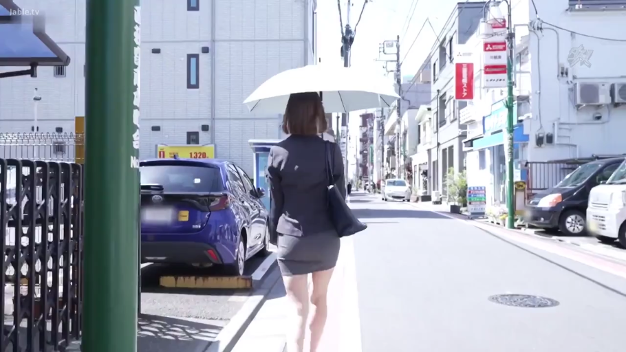 遮阳伞 · 户外 · 背影特写 · 灰色紧身包臀短裙