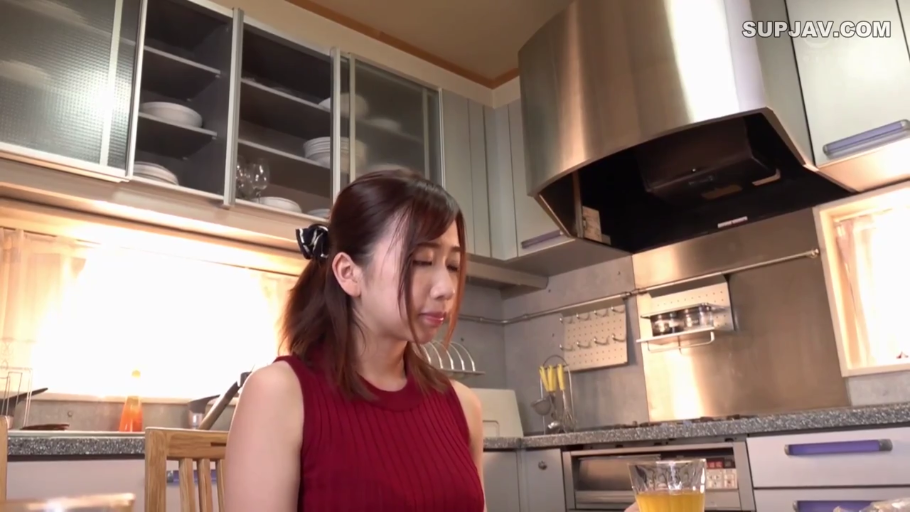 略显心事 · 厨房 · 脸部侧写 · 水杯 · 酒红色无袖针织上衣