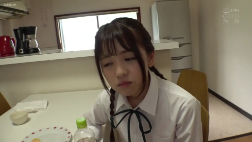 坐姿 · 委屈 · 半身特写 · 餐厅 · JK制服 · 双马尾 · 发呆 · 水瓶