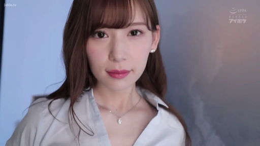 室内 · 脸部特写 · 温柔 · 白色衬衫