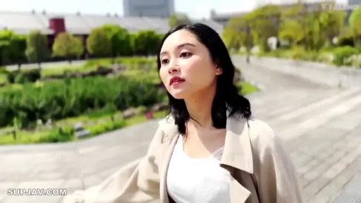 神情自然 · 白色吊带上衣 · 步道 · 光线明亮 · 面部中景